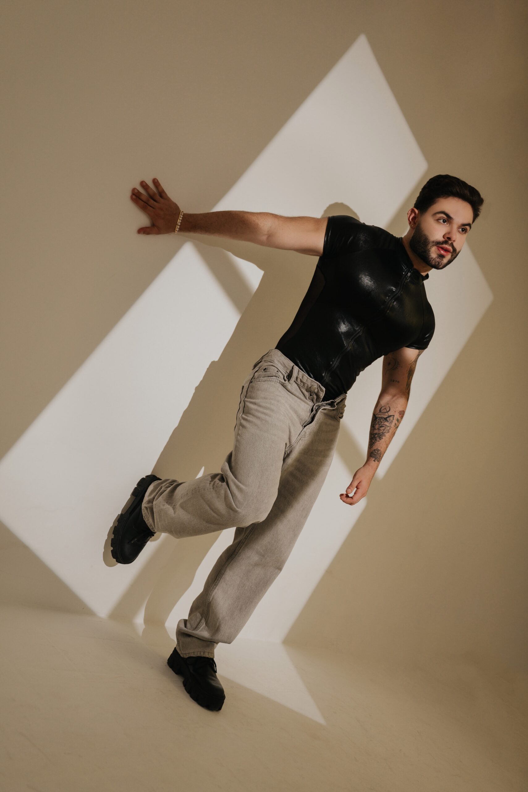 Facetune_28-08-2024-17-41-35.JPG-scaled Arthur Sousa: Uma das vozes mais influentes quando o assunto é reality show no Brasil