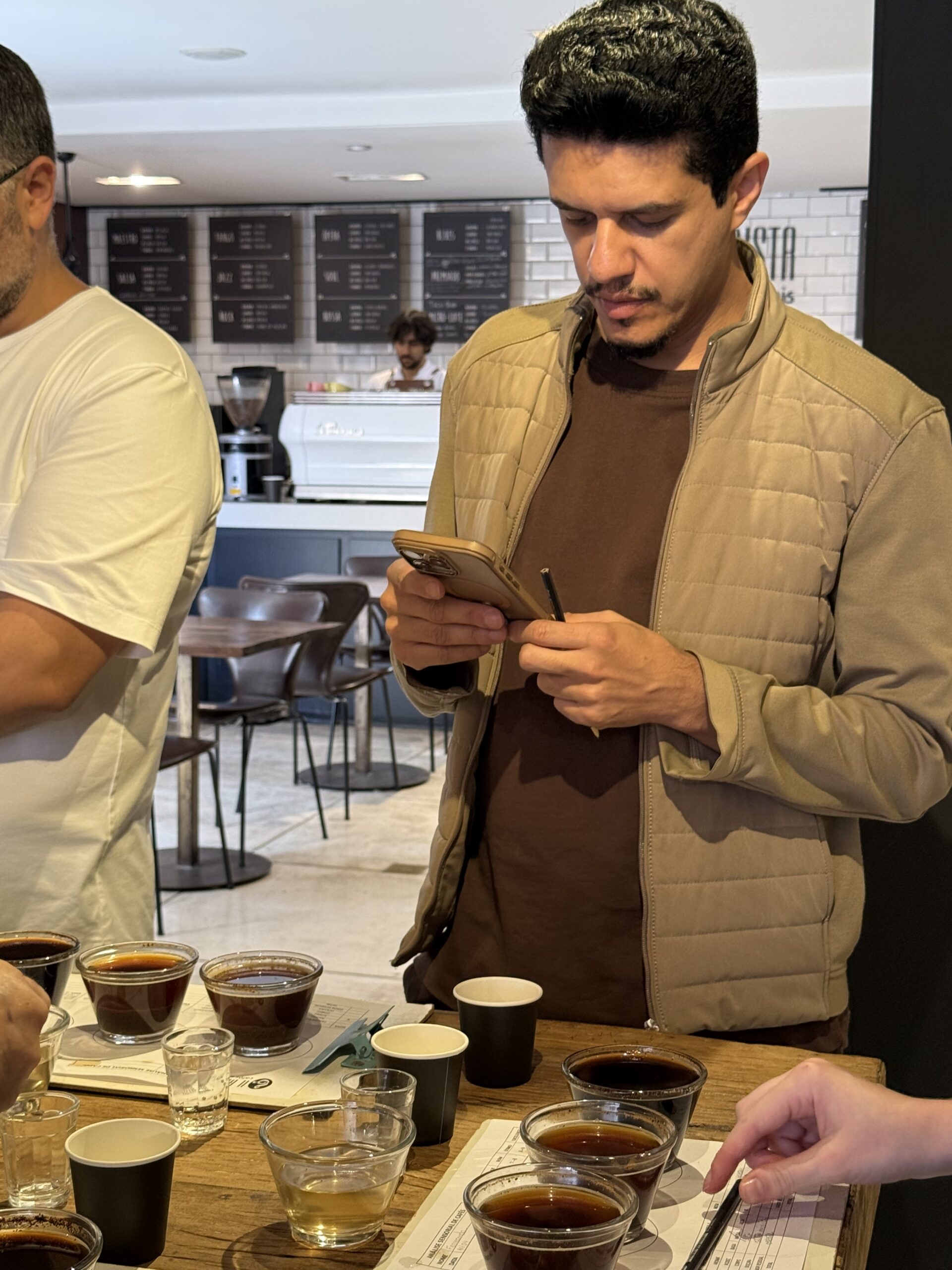 IMG_6092-scaled “Eu nunca tomei café” diz Danilo Rasquinho em experiência sensorial com a Rainha do Café Gelma Franco no Il Barista