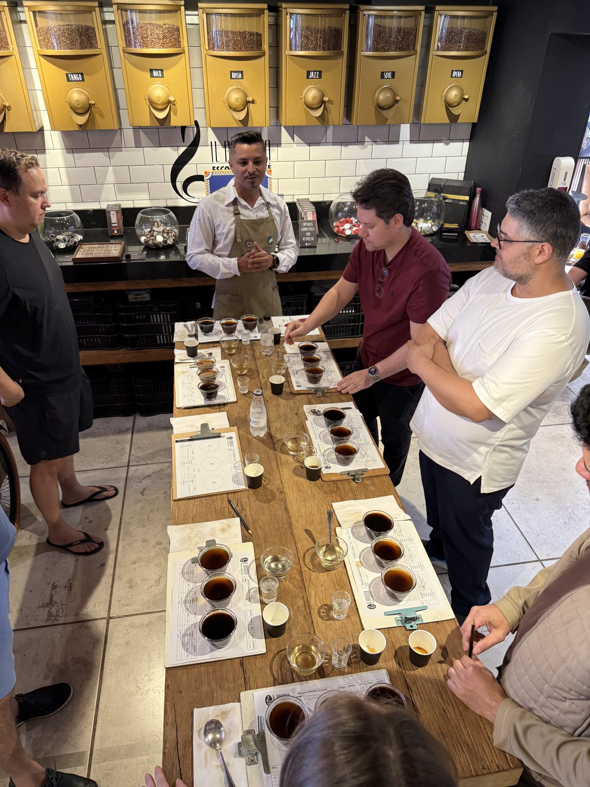 IMG_6097-scaled “Eu nunca tomei café” diz Danilo Rasquinho em experiência sensorial com a Rainha do Café Gelma Franco no Il Barista