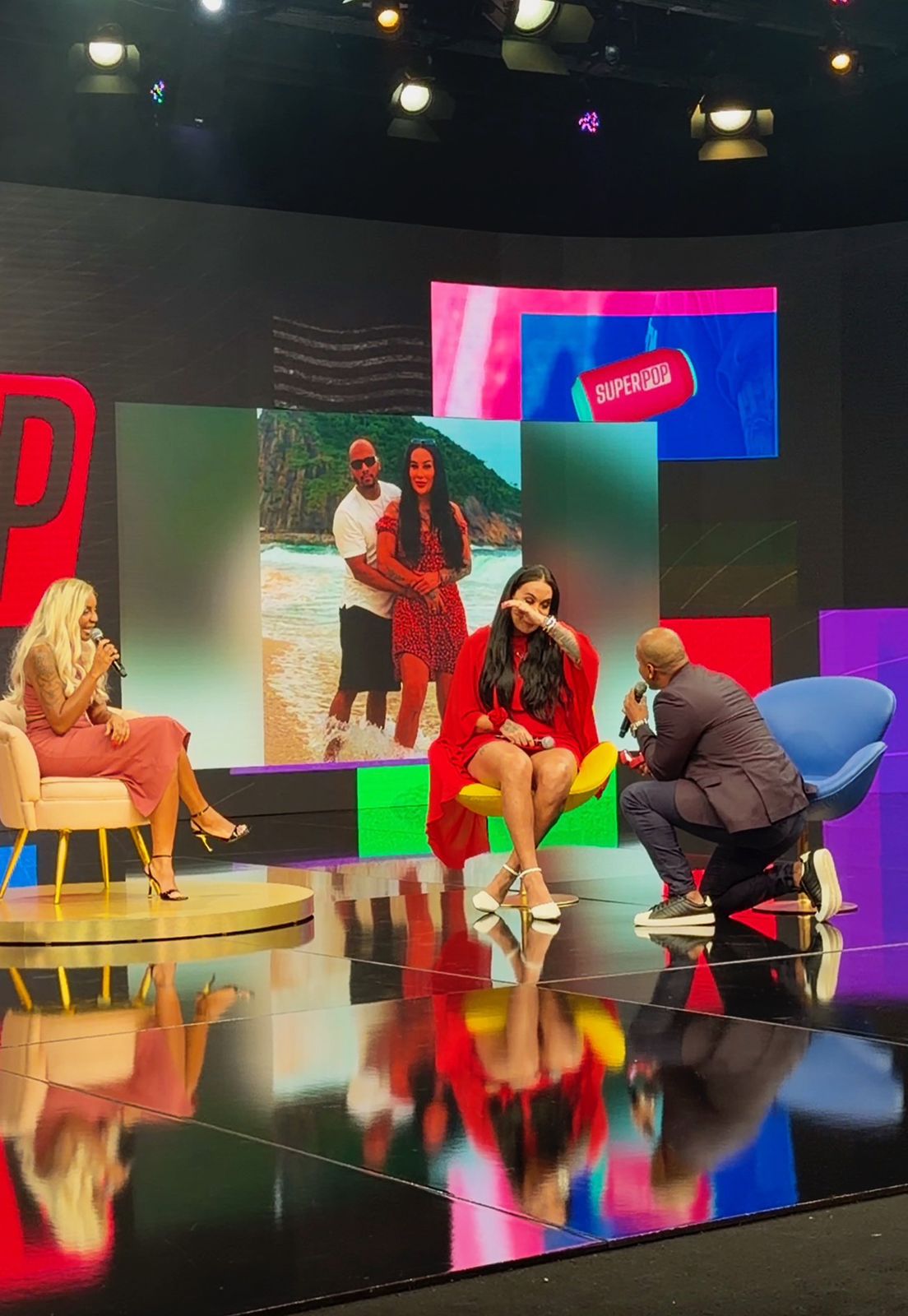 WhatsApp-Image-2026-04-02-at-15.25.47 MC Trans canta para Pombagira em rede nacional, enfrenta pastor ao vivo e é pedida em casamento no SuperPop