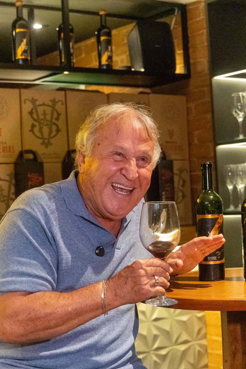 WhatsApp-Image-2026-04-07-at-12.03.08-2 Ídolo Zico marca mais um golaço com lançamento de vinhos exclusivos