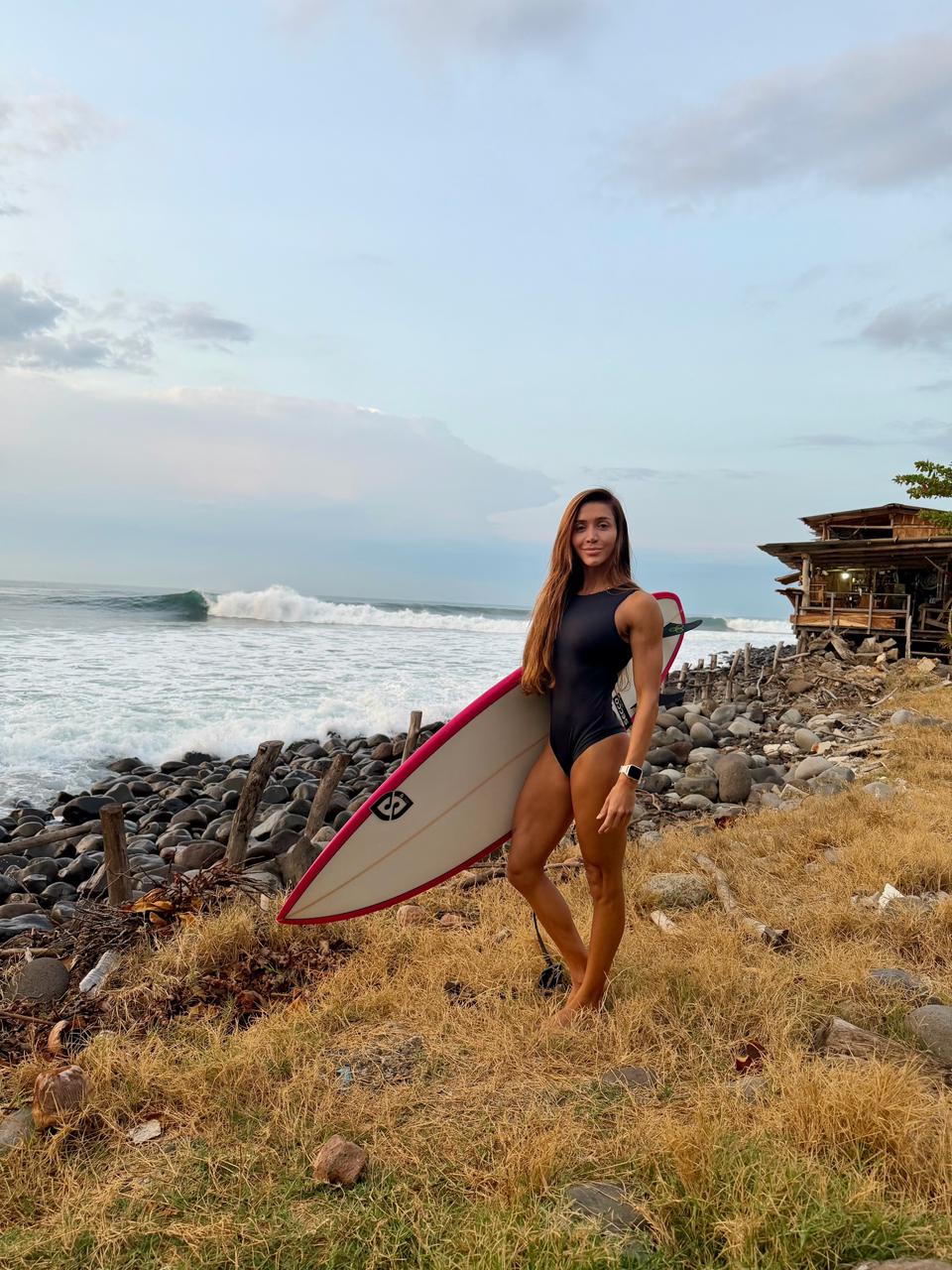 WhatsApp-Image-2026-04-21-at-13.51.53-2 Tayane Dalazen desembarca em Punta Roca, em El Salvador, para dias de surf e descanso